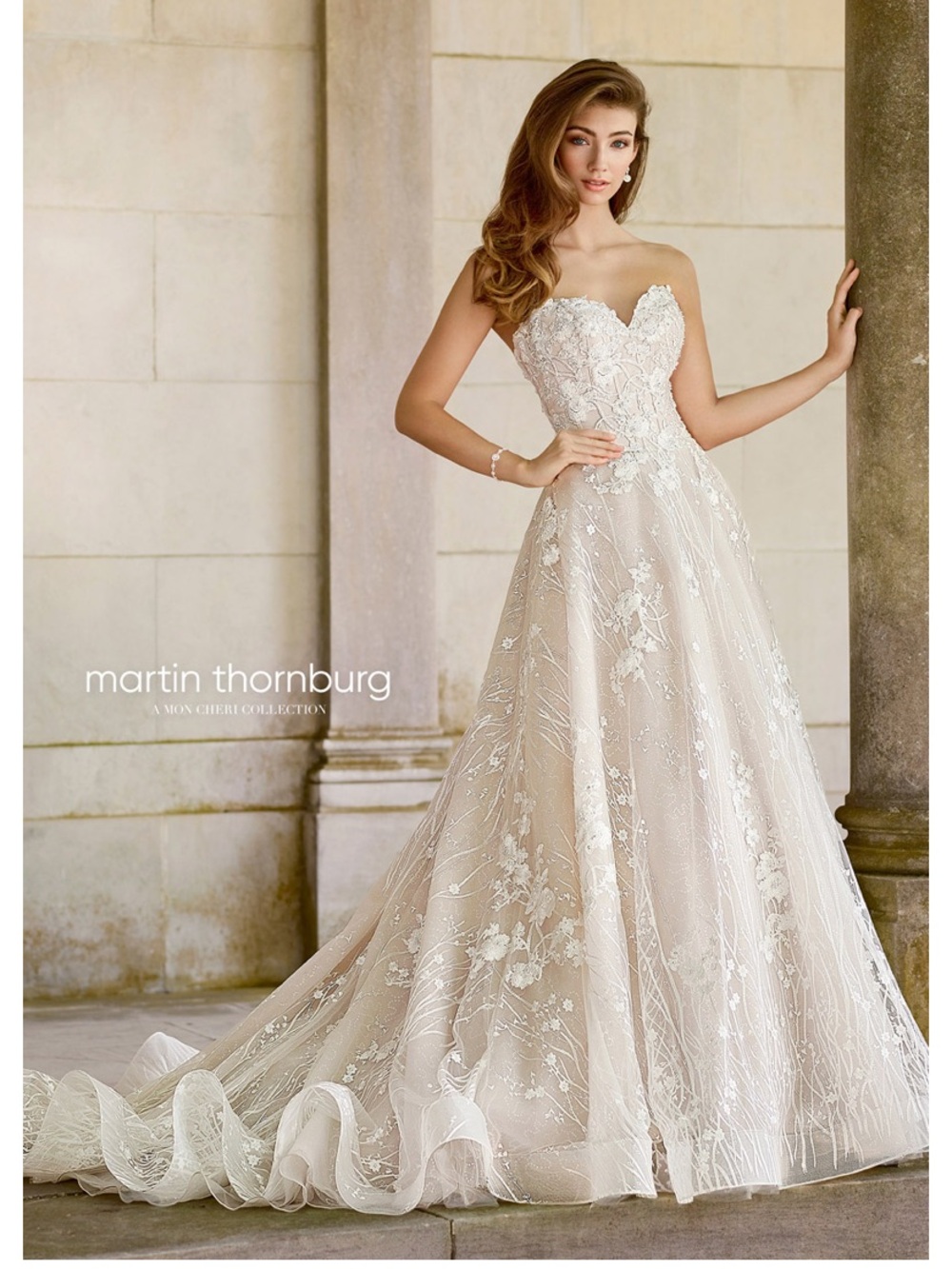 Elegant Ivory Lace Appliqué Wedding Dress